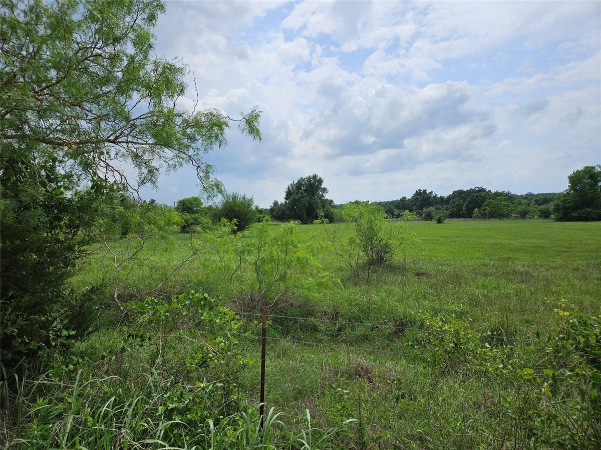 Living area at 002 County Rd 328 - Rural, Milano, TX