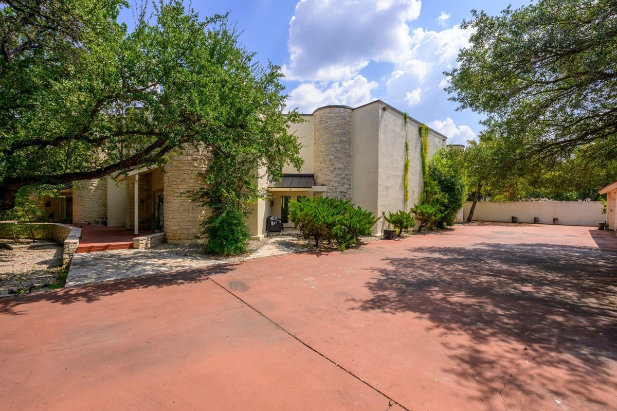 View 1 Crystal Springs CT Unit #G in Crystal Spgs Condo 1 Crystal Springs CT Unit #G - property photo 1 - Luxury home in Crystal Spgs Condo, The Hills, TX