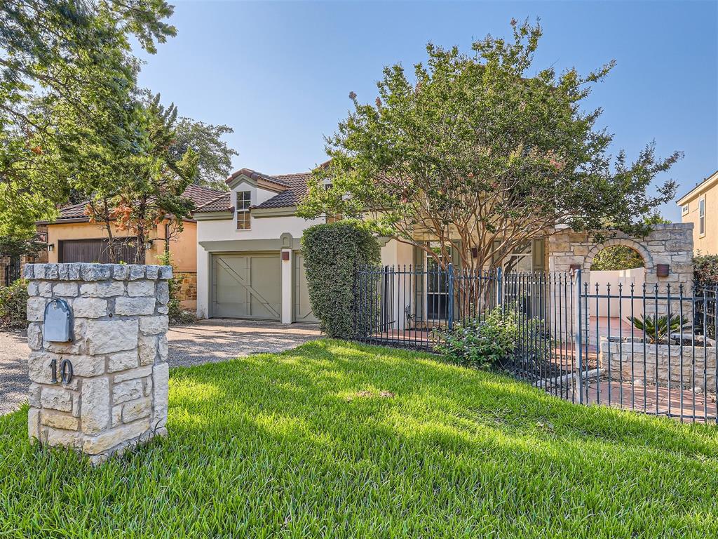 View 10 Swiftwater TRL in Hills Of Lakeway Phs 6, The hills 10 Swiftwater TRL - front exterior - Luxury home in Hills Of Lakeway Phs 6, The hills, Austin, TX