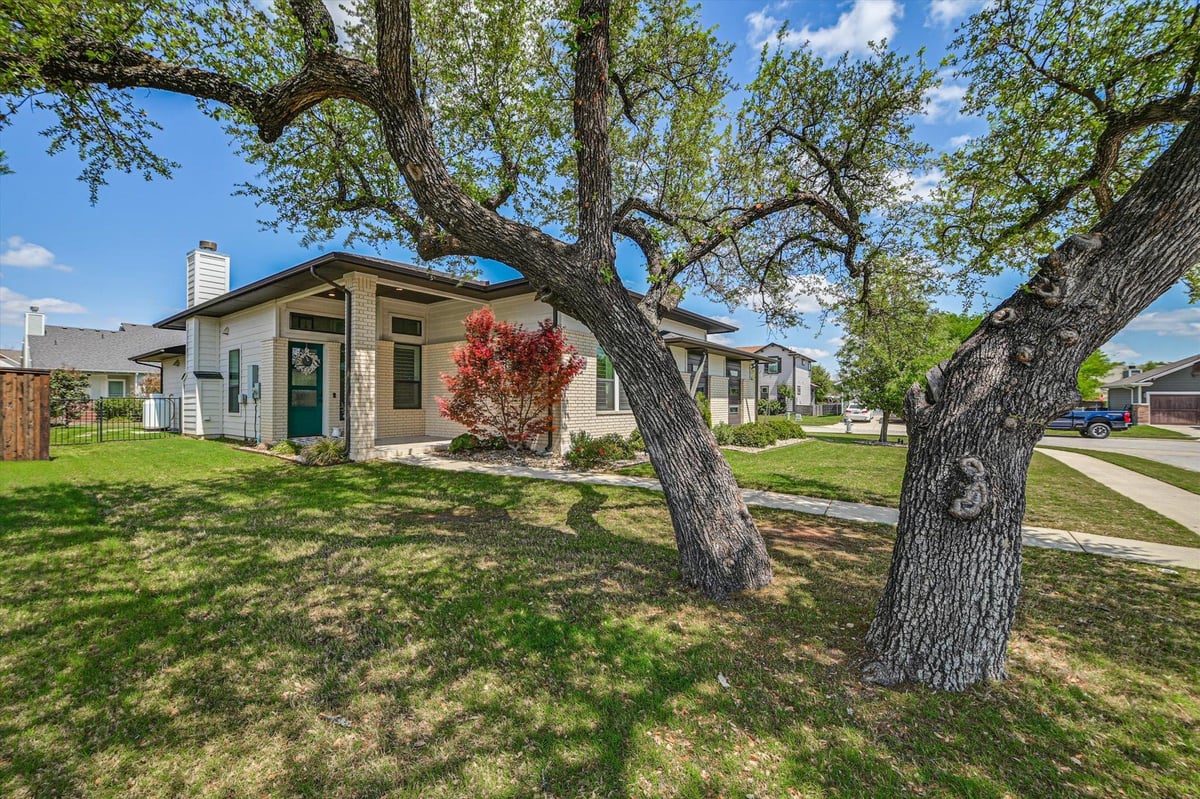 Living area at 100 Dax Dr - 4 bed 3 bath home