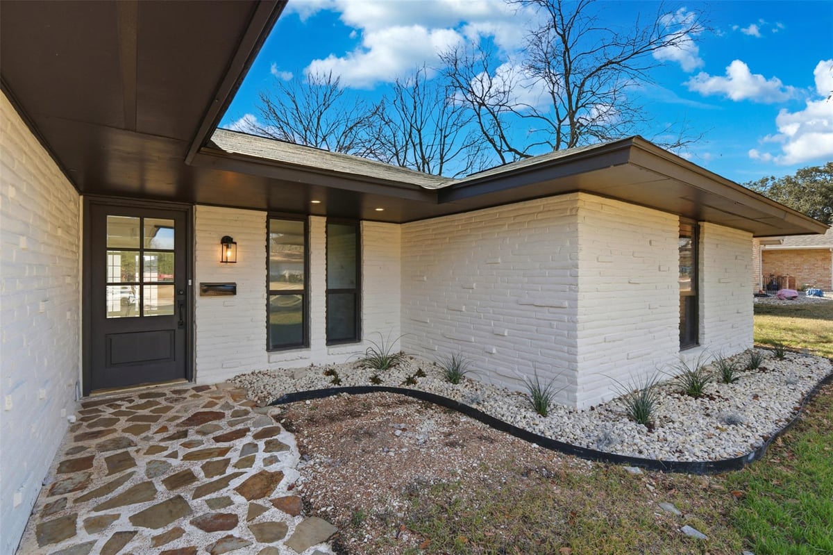View 100 Howard Dr in GREENFIELD VILLAGE 100 Howard Dr - front exterior - Luxury home in GREENFIELD VILLAGE, Schertz, TX
