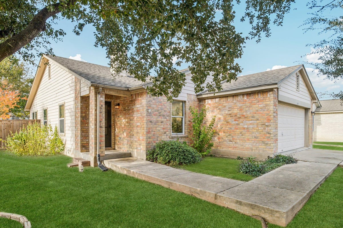 View 100 Kendall Cv in County Line Sub Ph 100 Kendall Cv - front exterior - Luxury home in County Line Sub Ph, Elgin, TX