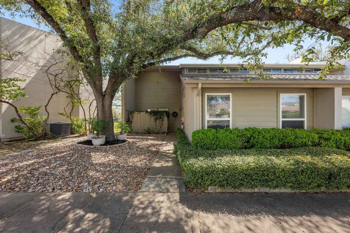 100 Lido Cir Unit #B2 - front exterior - Luxury home in Lakeway Condo Patio Home, Lakeway, TX