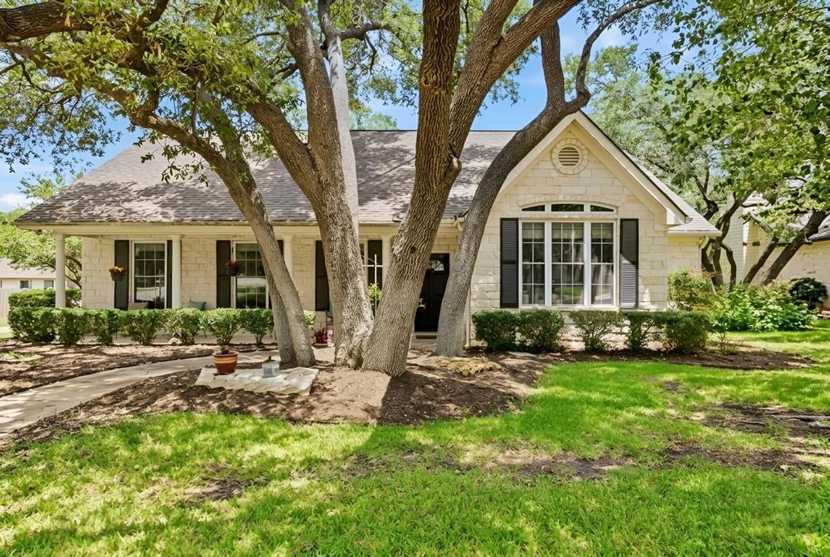 100 Oakmont CT - front exterior - Luxury home in Riverview Estates, Georgetown, TX