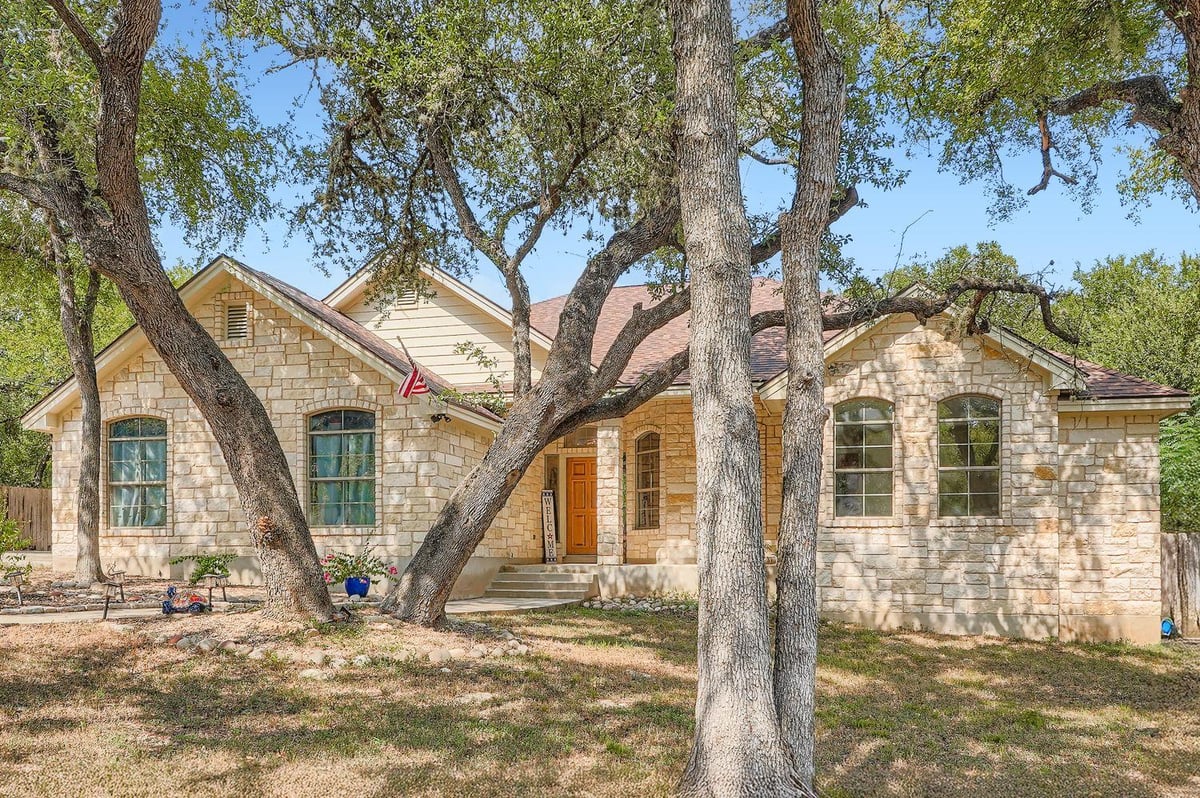 Living area at 100 Quarry Springs Dr - 3 bed 2 bath home