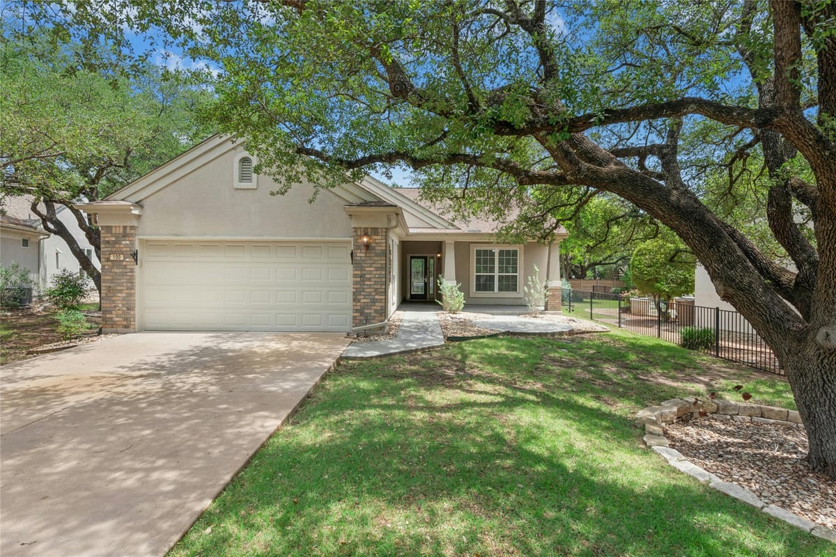 100 Vail Ct - front exterior - Luxury home in Sun City Georgetown Neighborhood 14A & 14B Pu, Georgetown, TX