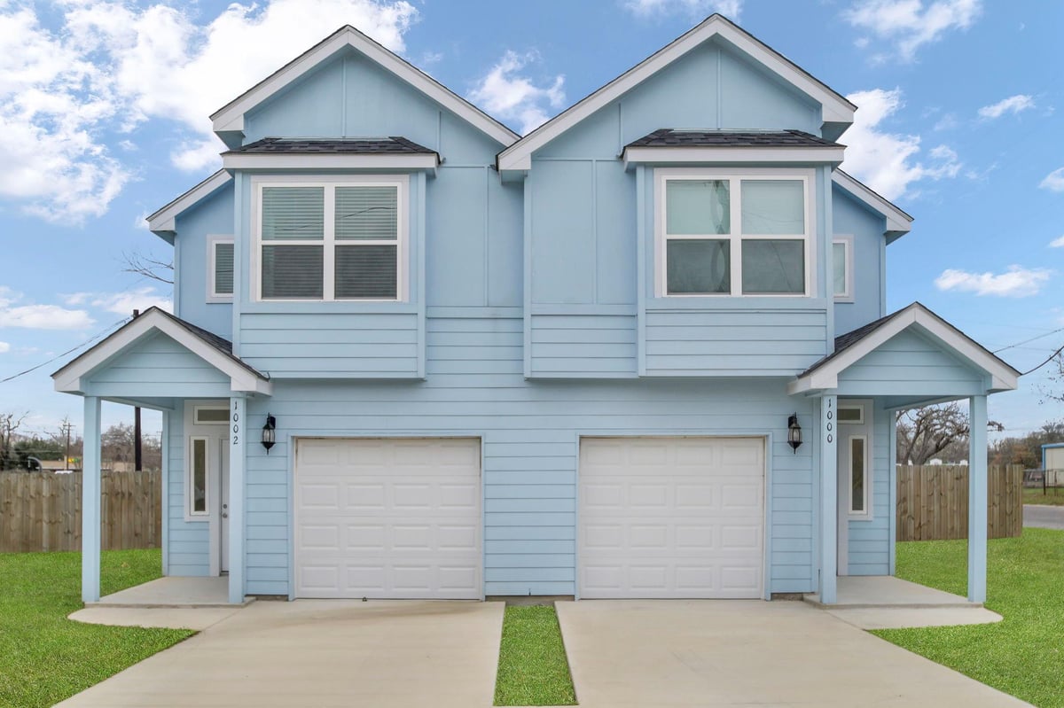 View 1000 E Fannin St in Fannin Place Sub 1000 E Fannin St - front exterior - Luxury home in Fannin Place Sub, Luling, TX