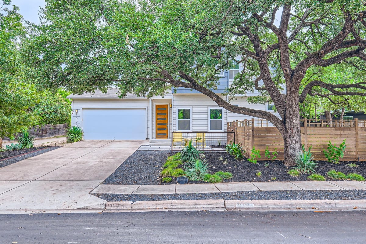 View 1000 Taulbee LN Unit #A in Crestview 1000 Taulbee LN Unit #A - property photo 1 - Luxury home in Crestview, Austin, TX