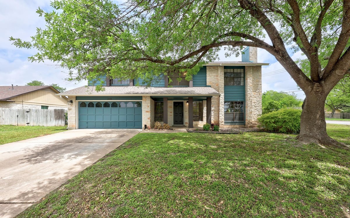 View 1000 W Noton St in Settlers Ridge Sec 01 1000 W Noton St - front exterior - Luxury home in Settlers Ridge Sec 01, Pflugerville, TX