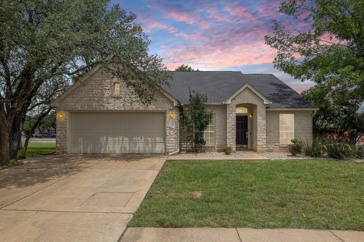 1000 Woodview DR - front exterior - Luxury home in Thousand Oaks Sec 1, Georgetown, TX
