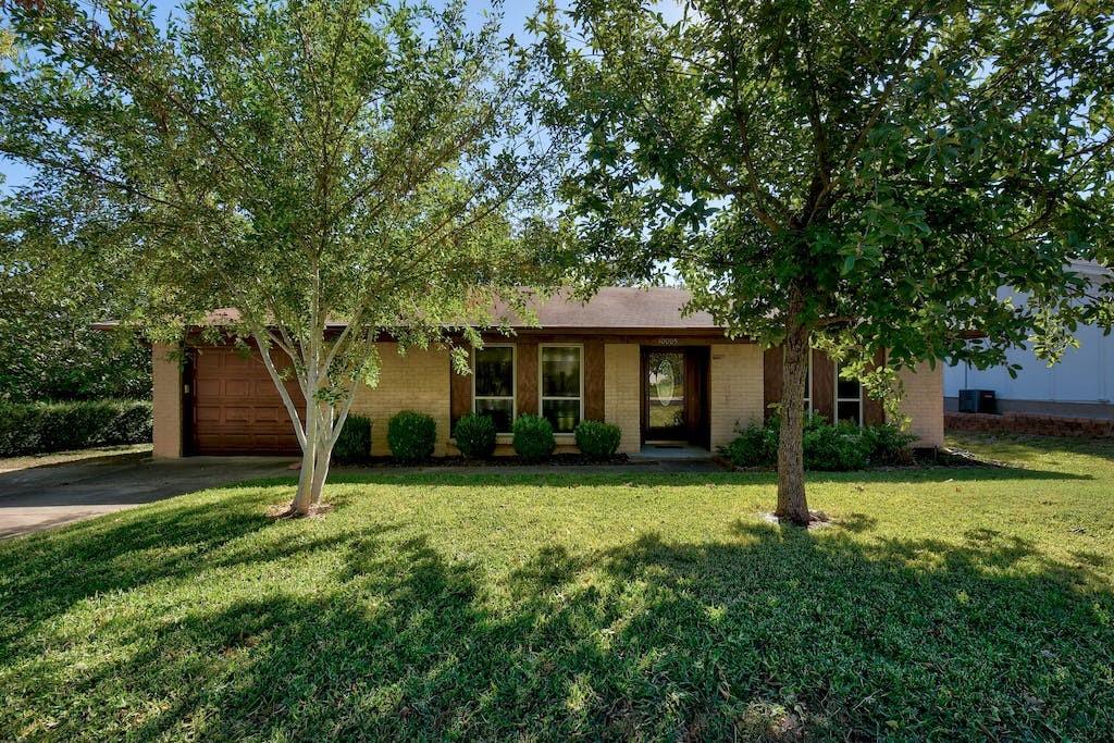 View 10005 Dorset Dr in Windsor Hills Sec 06 10005 Dorset Dr - front exterior - Luxury home in Windsor Hills Sec 06, Austin, TX