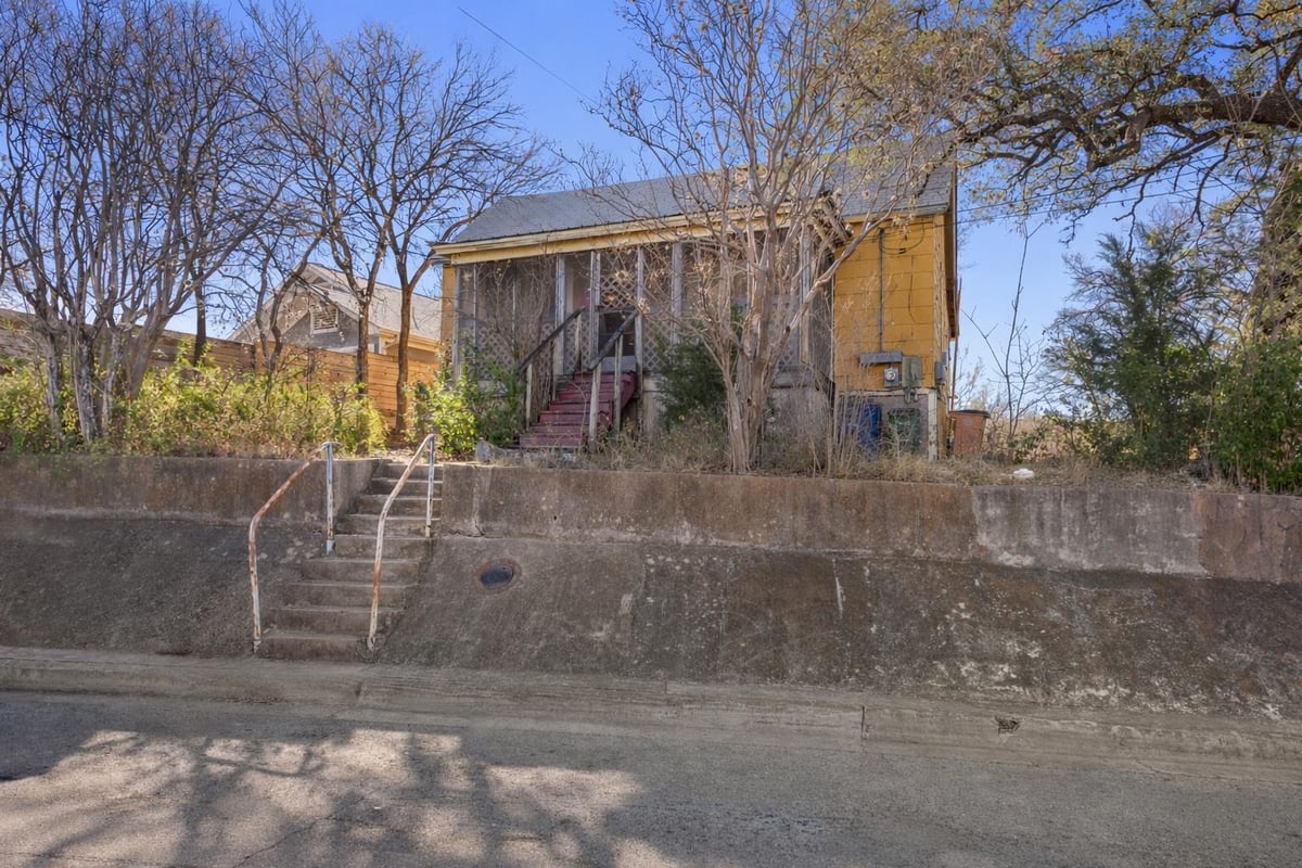 View 1001 Catalpa ST in Robertson George L 1001 Catalpa ST - property photo 1 - Luxury home in Robertson George L, Austin, TX