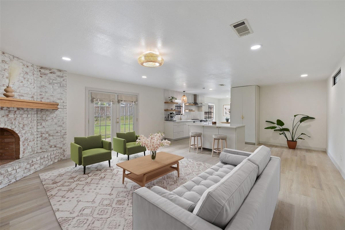 Living area at 1001 E Applegate Dr - 4 bed 2 bath home