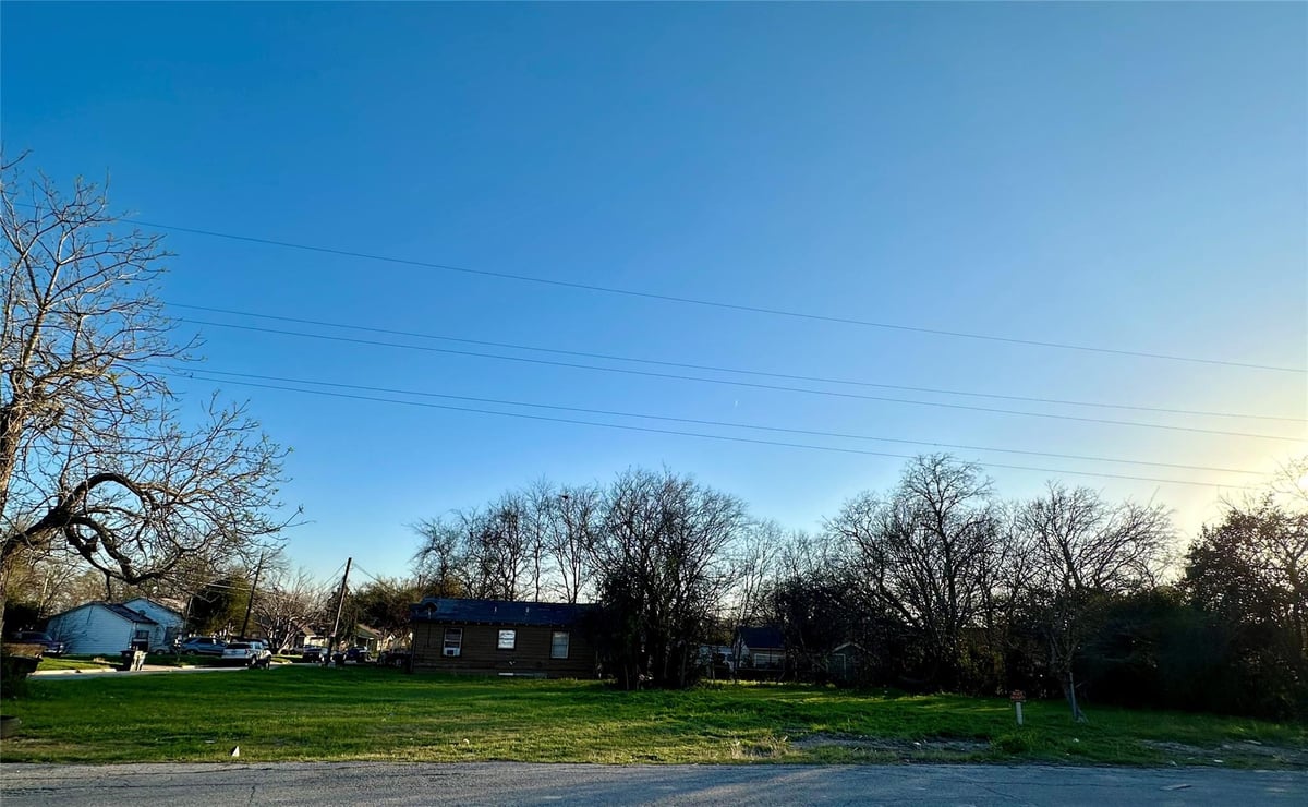 1002 S 24th St - front exterior - Luxury lot in Crestview 1st, Temple, TX
