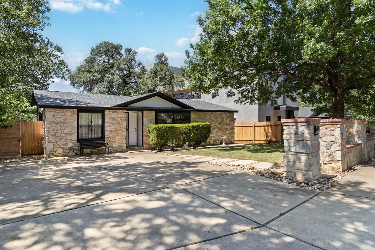 View 1002 Walter St in Rosewood Village Sec 8 1002 Walter St - front exterior - Luxury home in Rosewood Village Sec 8, Austin, TX
