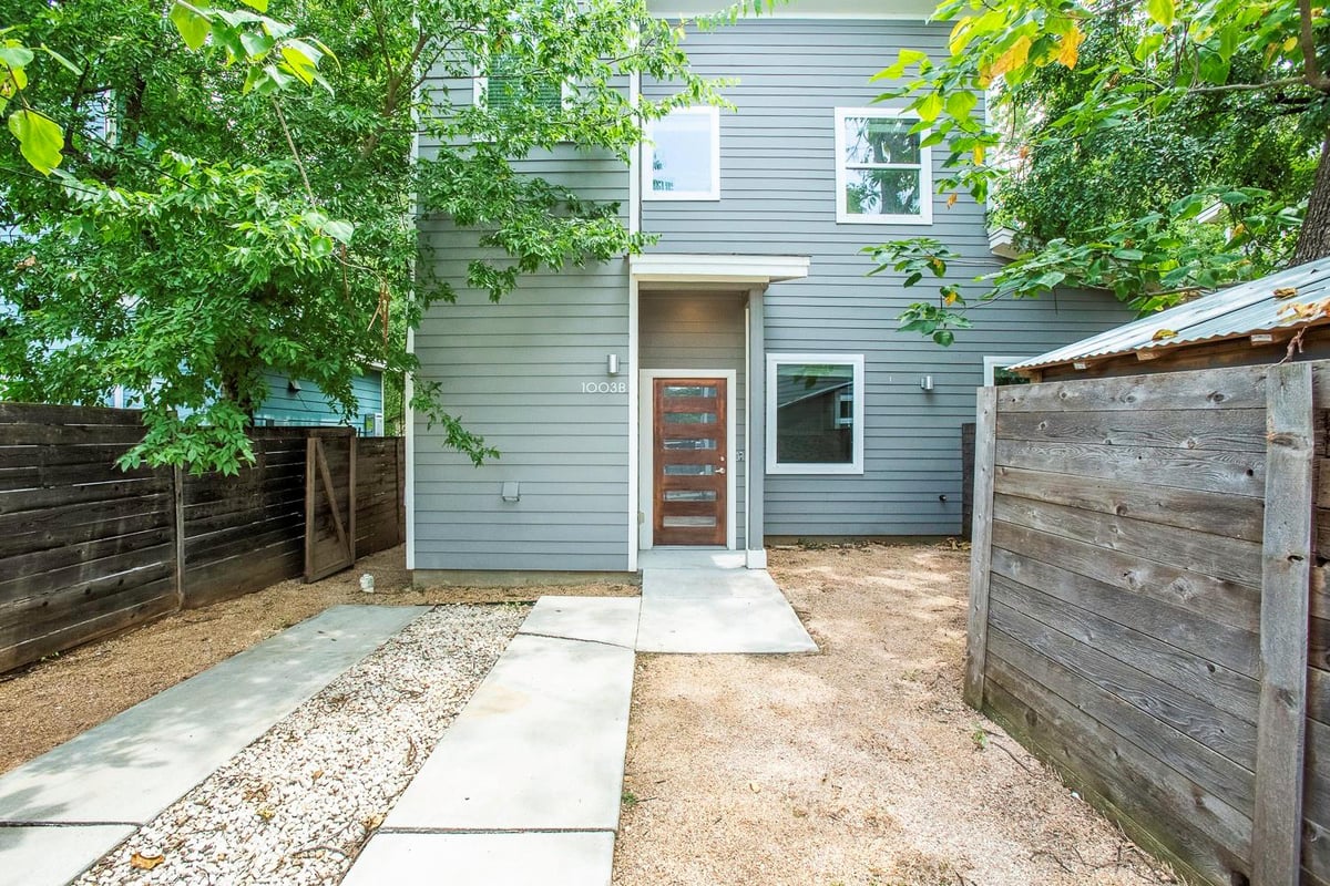 View 1003 Valdez ST Unit #2 in Chernosky Sub # 16 Un 2 1003 Valdez ST Unit #2 - property photo 1 - Luxury home in Chernosky Sub # 16 Un 2, Austin, TX