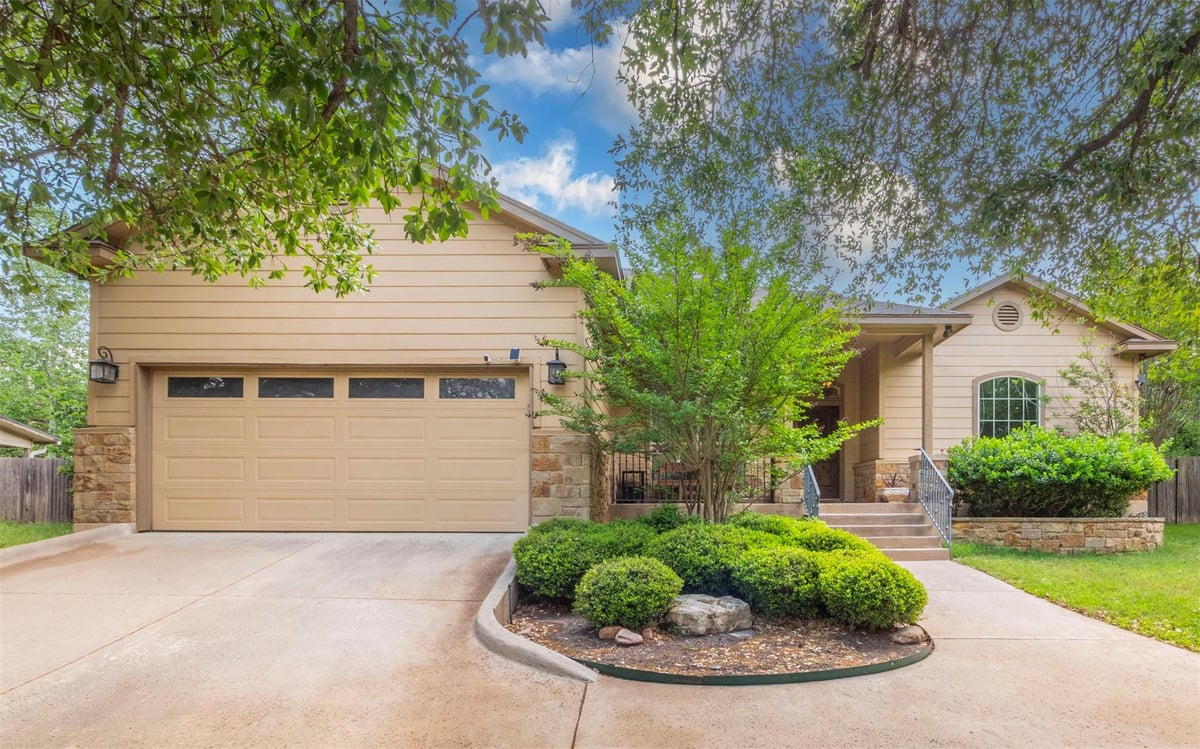 10033 Longhorn SKWY - front exterior - Luxury home in Twin Lake Hills, Dripping Springs, TX