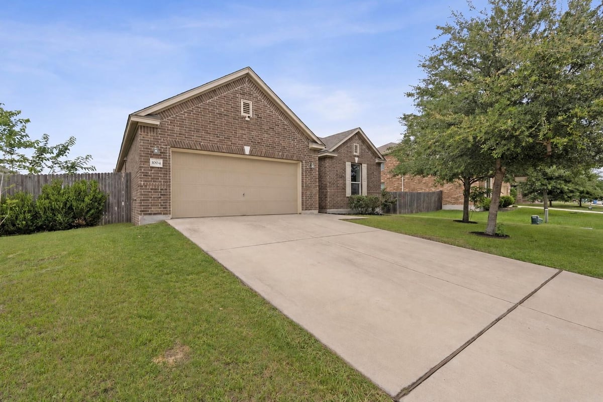 View 1004 Grand Teton Trl in Northpark Ph 3a 1004 Grand Teton Trl - front exterior - Luxury home in Northpark Ph 3a, Taylor, TX