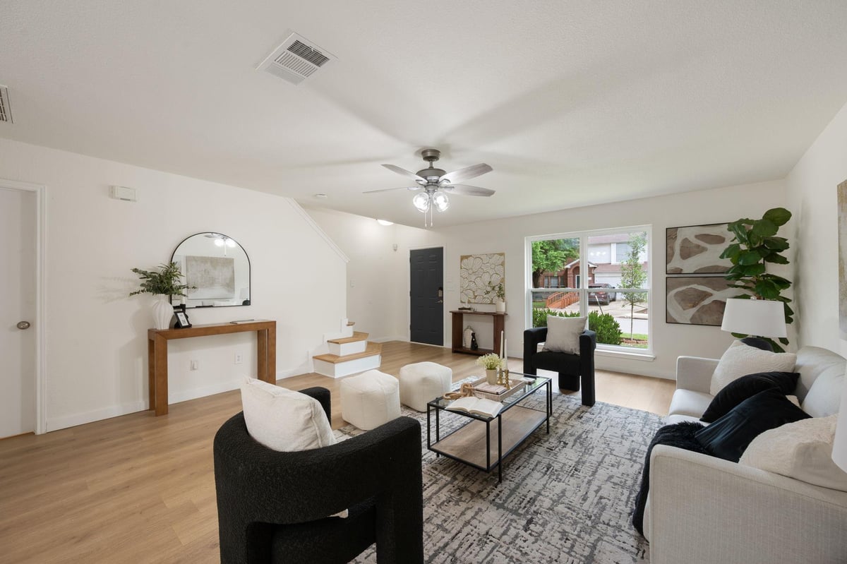 Living area at 1004 HUGHMONT Dr - 4 bed 2 bath home