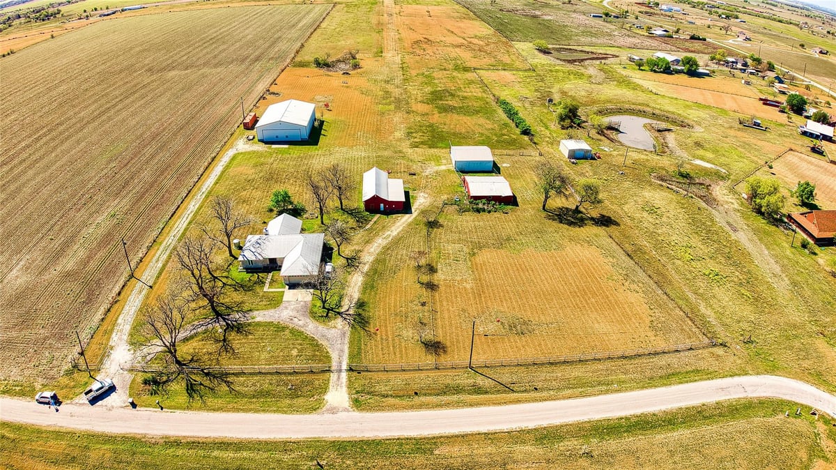 1005 E Buttercup Rd - front exterior - Luxury home in H.T. & B.R.R., Taylor, TX