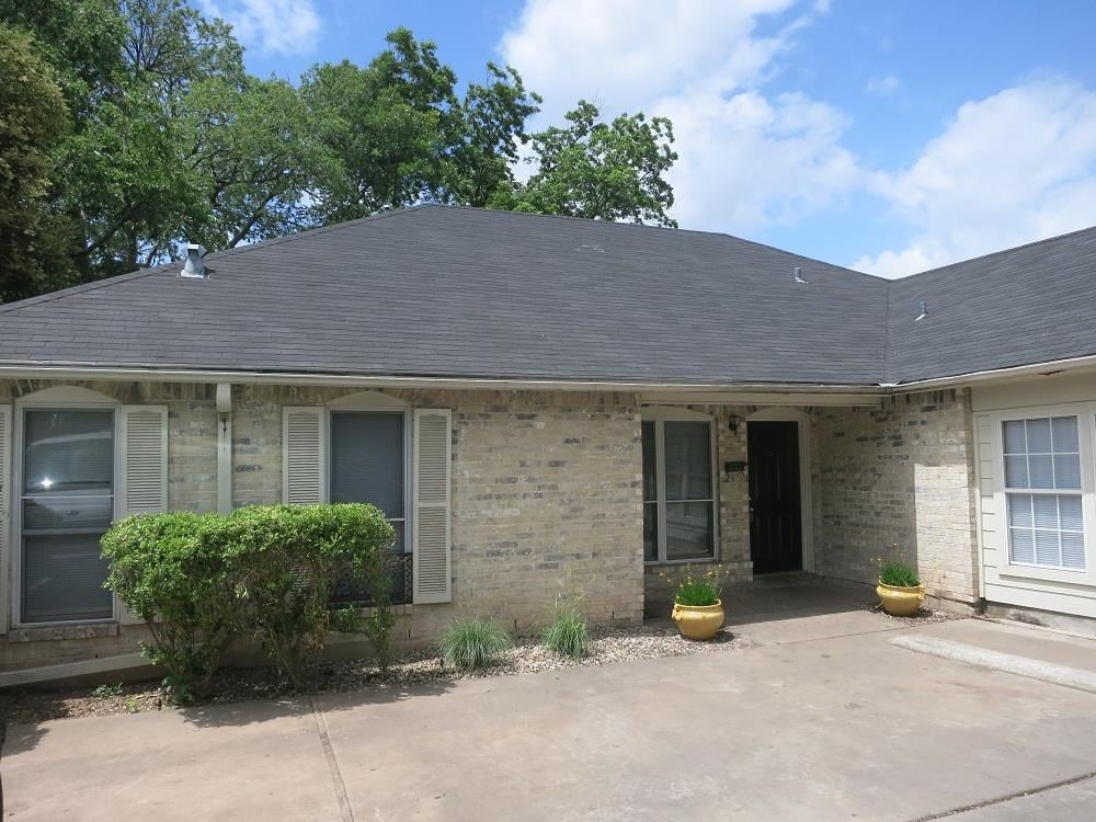 View 1005 W Martin Luther King Jr Blvd Unit #A in Vance Park 1005 W Martin Luther King Jr Blvd Unit #A - front exterior - Luxury home in Vance Park, Austin, TX