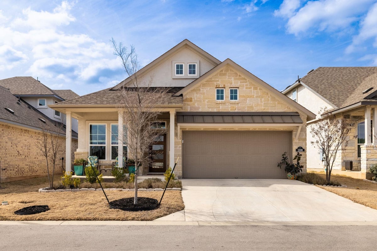 Living area at 1006 Summer Gln - 3 bed 2 bath home
