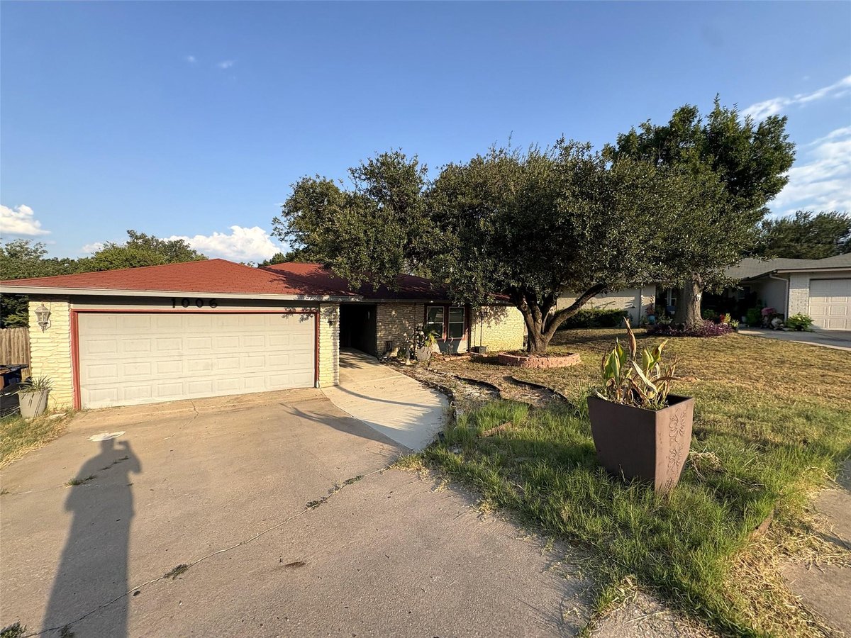 View 1006 Wisteria CIR in Woodbridge Sec 02 1006 Wisteria CIR - property photo 1 - Luxury home in Woodbridge Sec 02, Austin, TX