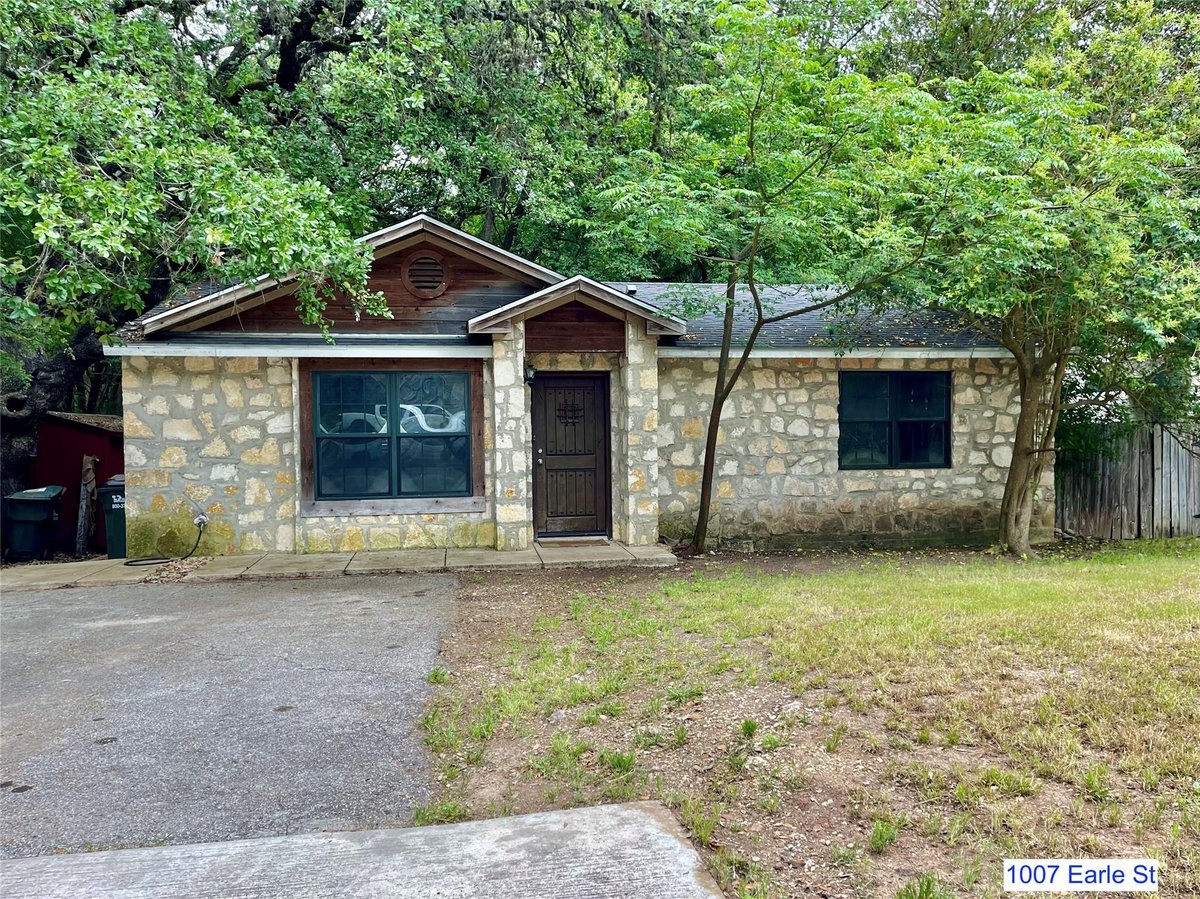 Living area at 1007-1015 Earle St - Westover, San Marcos, TX