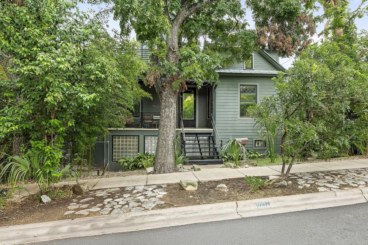 1007 E 8th St - front exterior - Luxury home in Robertson George L, Austin, TX