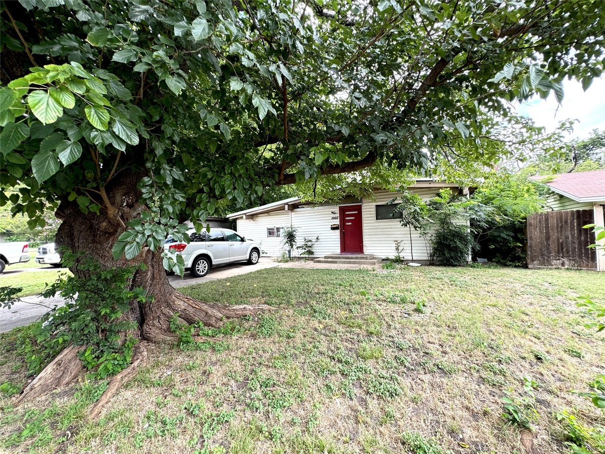 View 1007 N 17th St in Cole & Talleys Fullview Add 1007 N 17th St - front exterior - Luxury home in Cole & Talleys Fullview Add, Temple, TX