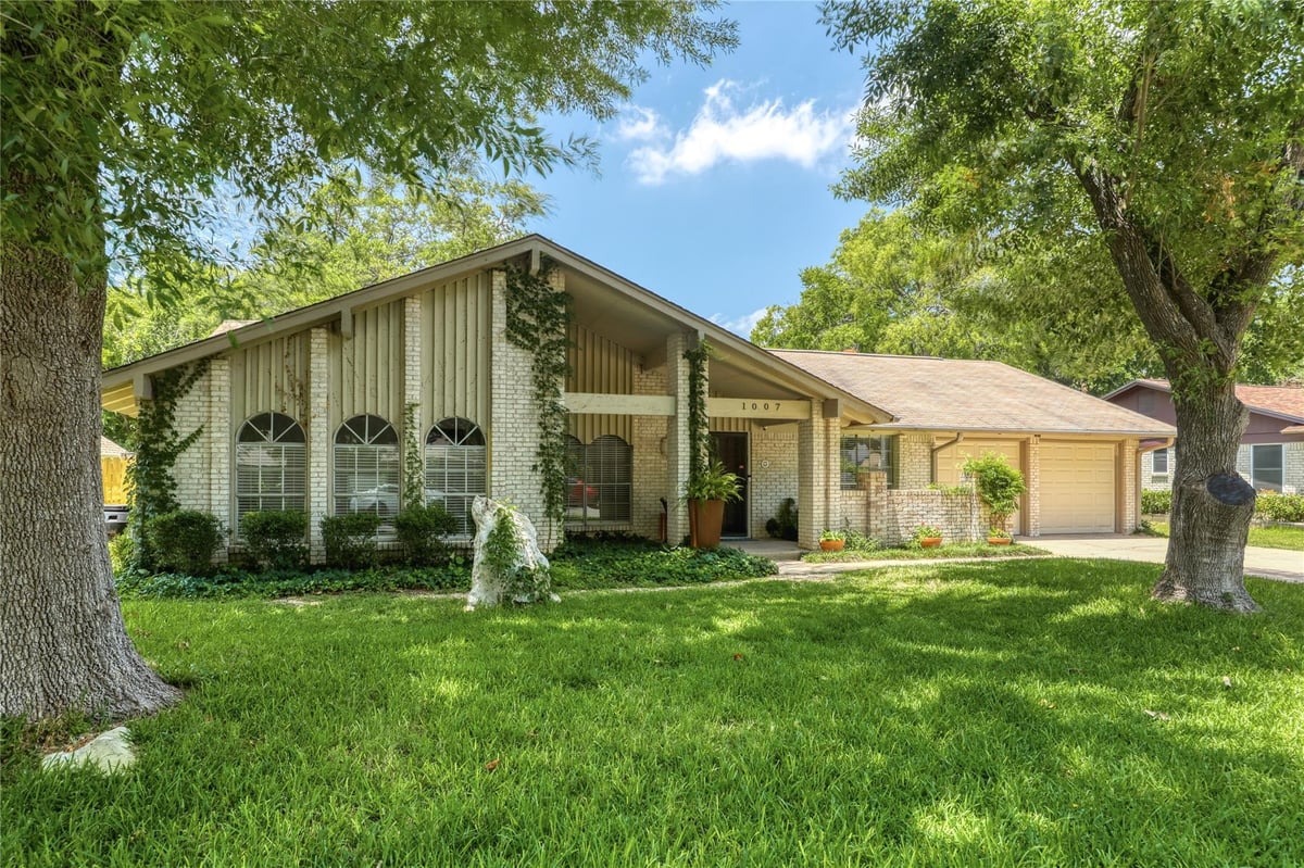 Living area at 1007 Quail Park Dr - 4 bed 2 bath home