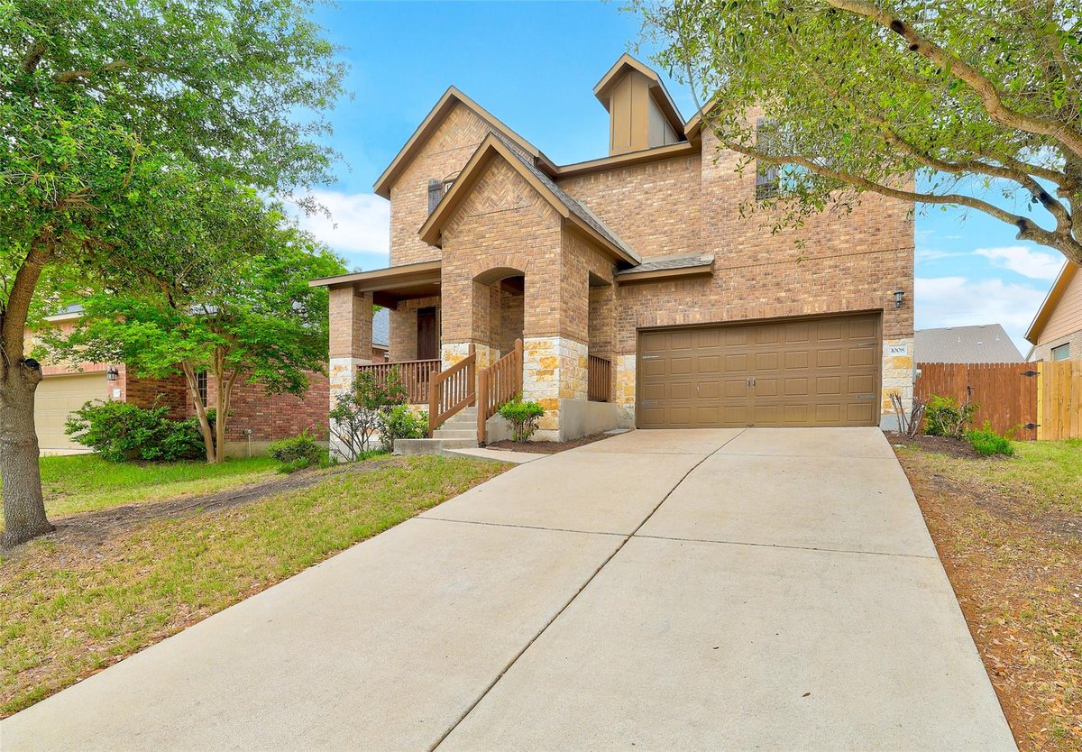 Living area at 1008 Fred Couples Ct - 5 bed 3 bath home