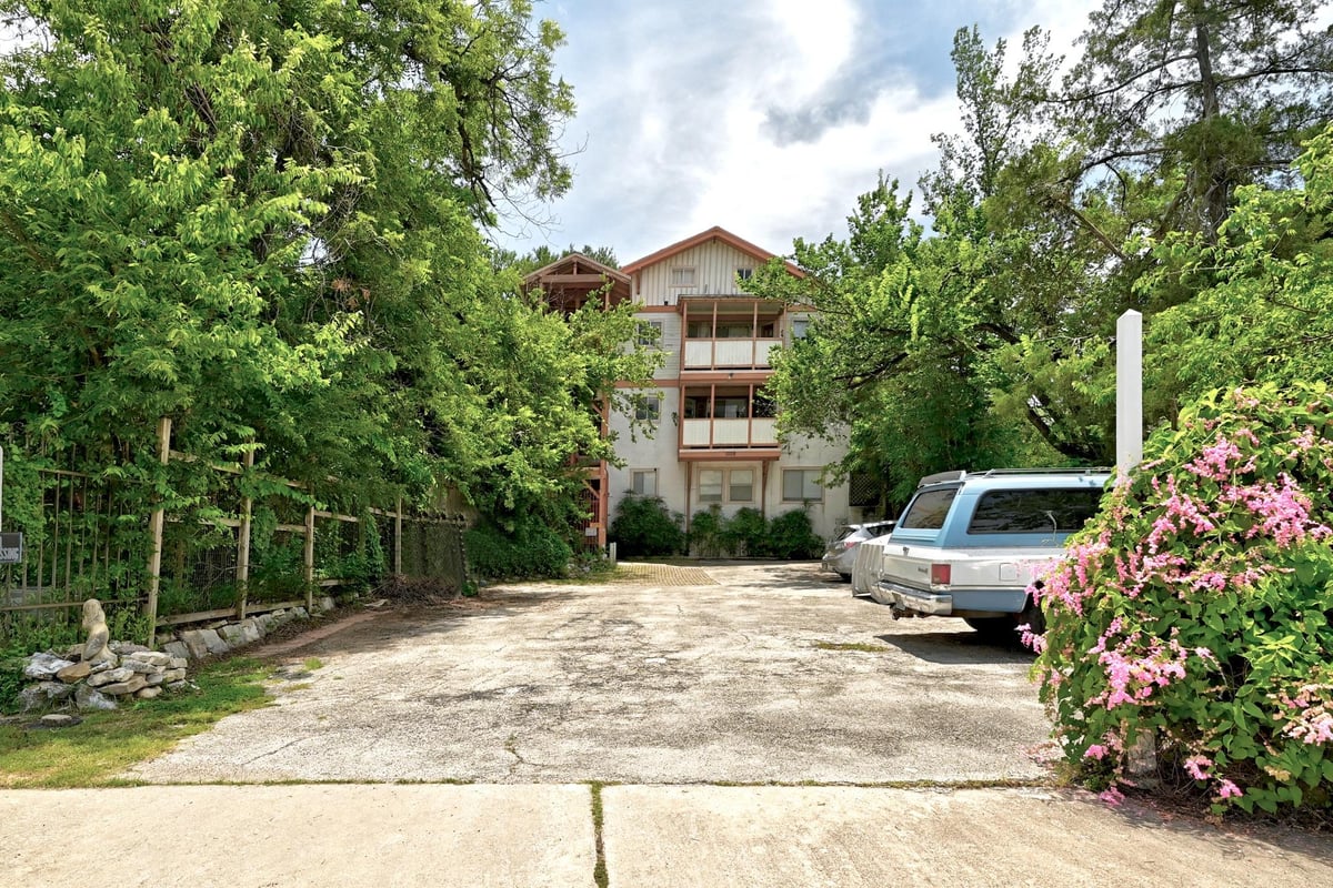 View 1009 E 16th ST in Rectors 1009 E 16th ST - front exterior - Luxury home in Rectors, Austin, TX