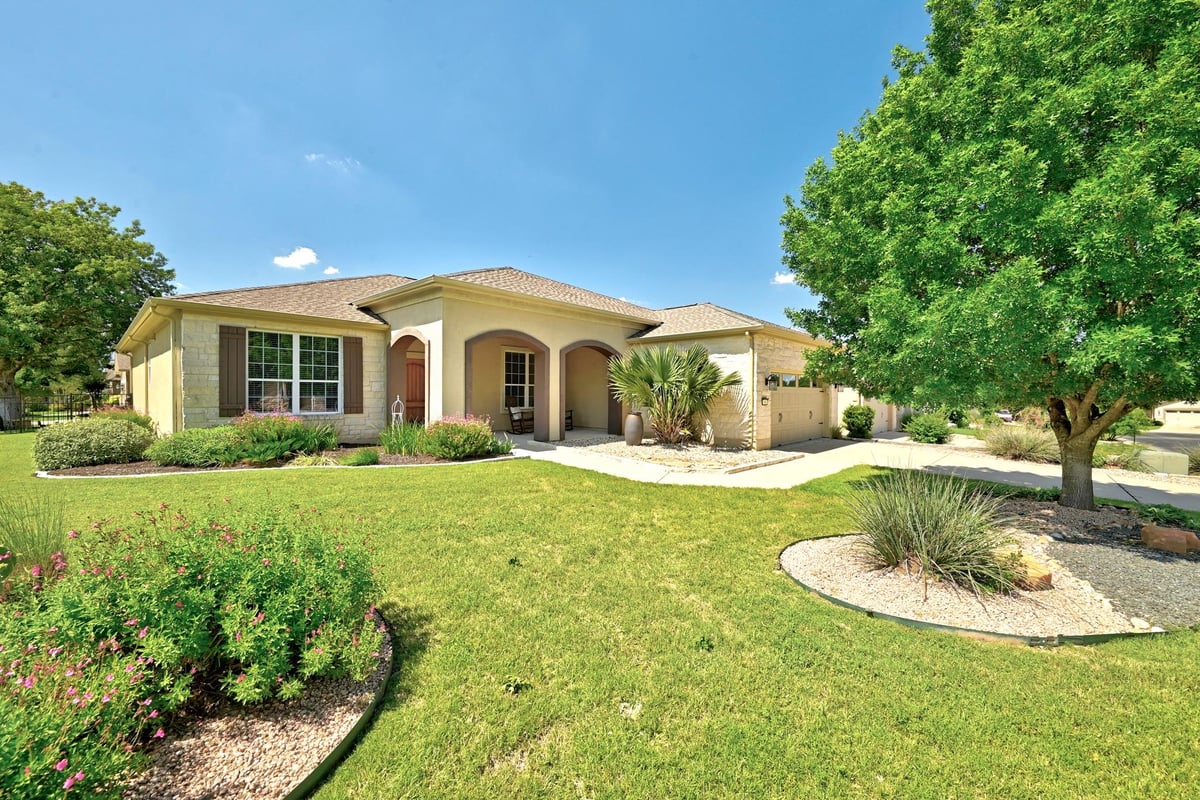 101 Angelina CV - front exterior - Luxury home in Sun City Georgetown Neighborhood 46 Pud, Georgetown, TX