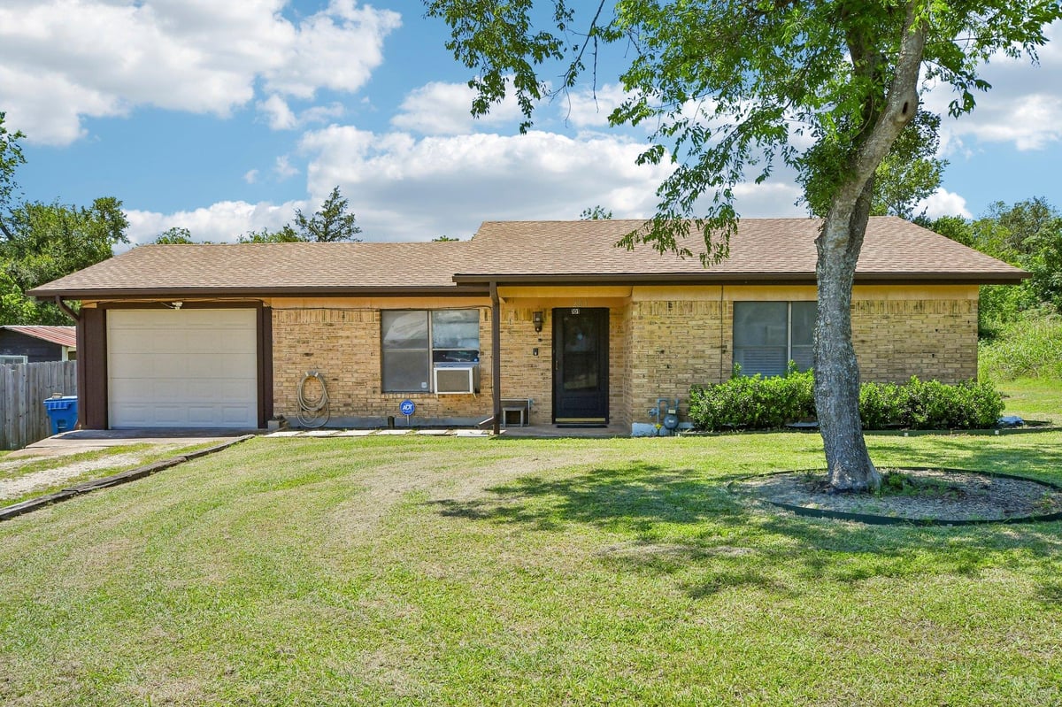 View 101 Brown ST in Garretson, Thomas 101 Brown ST - front exterior - Luxury home in Garretson, Thomas, Elgin, TX