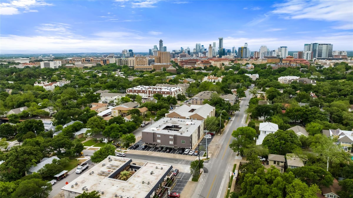 View 101 E 33rd St Unit #208 in Grooms Add 101 E 33rd St Unit #208 - front exterior - Luxury home in Grooms Add, Austin, TX