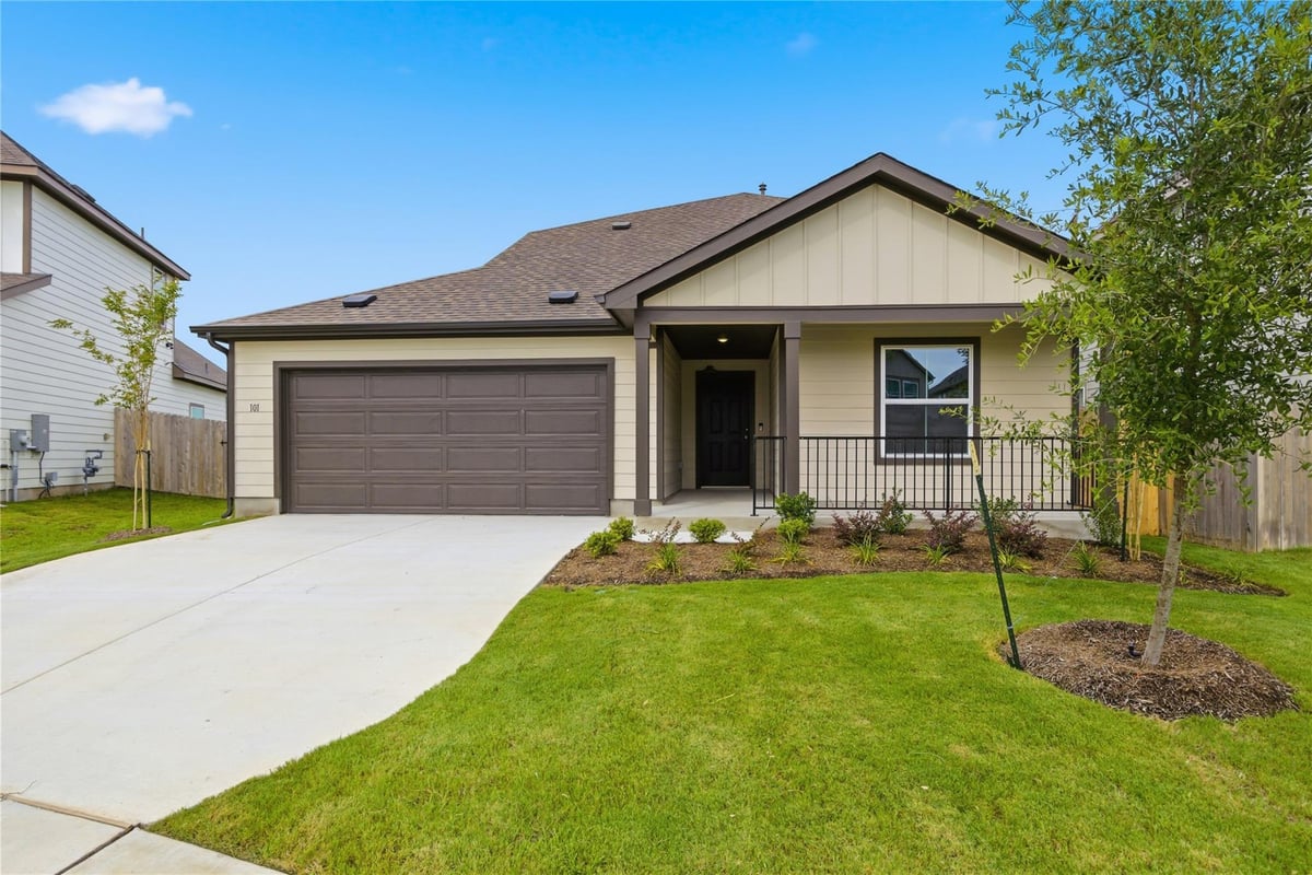 101 Greinert DR - front exterior - Luxury home in Spring Creek, Taylor, TX