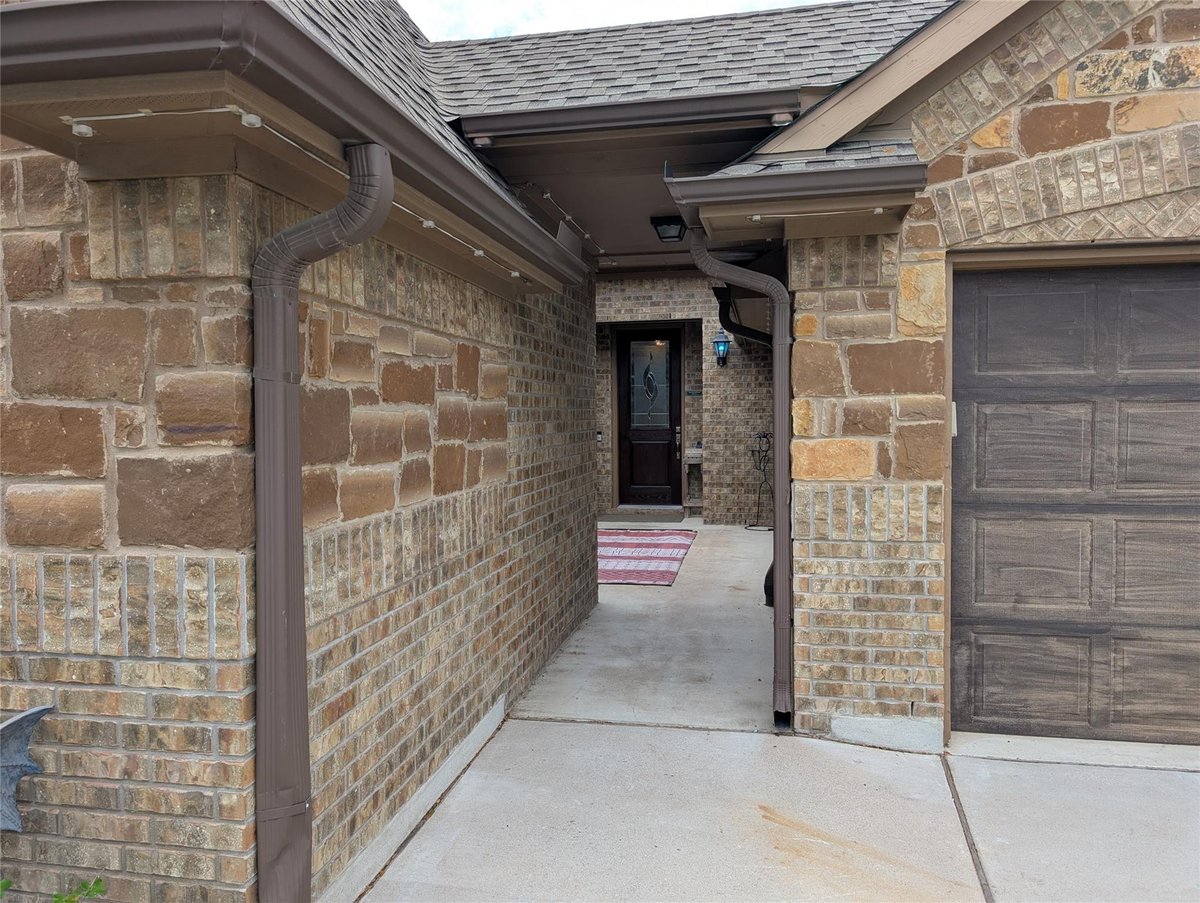 Living area at 101 Lightcliff St - 4 bed 3 bath home