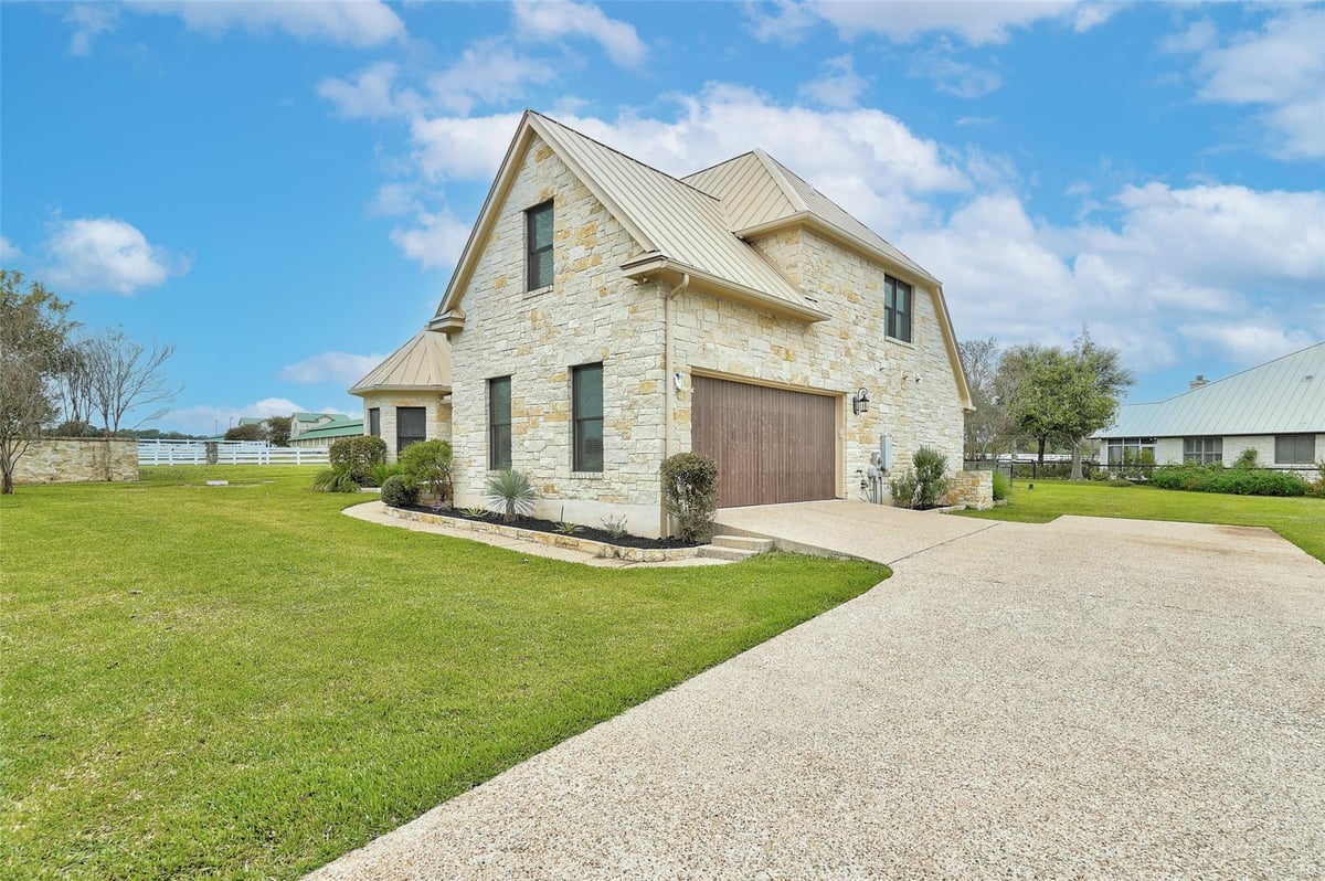 Living area at 101 Mallet Ct - 4 bed 3 bath home