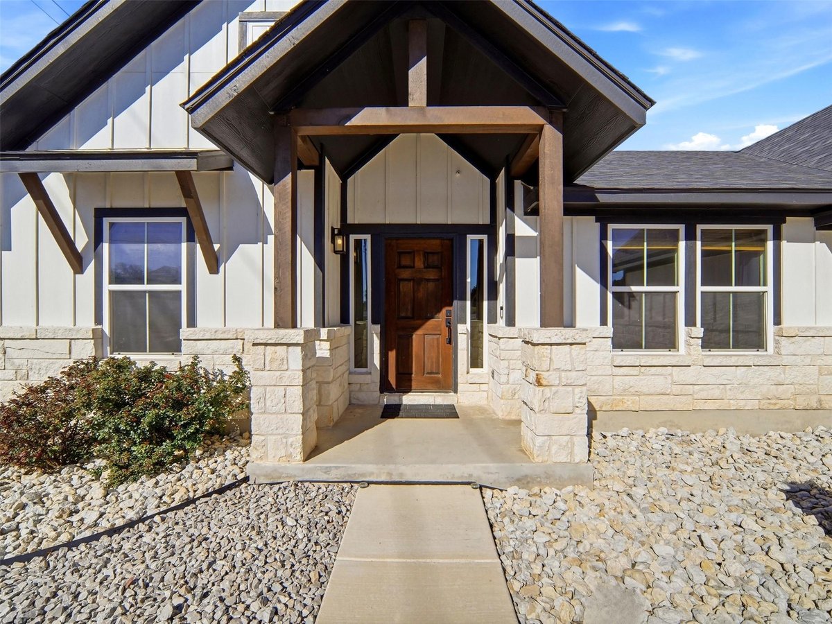 View 101 N Jerry Gray in ROCKIN J RANCH 101 N Jerry Gray - front exterior - Luxury home in ROCKIN J RANCH, Blanco, TX