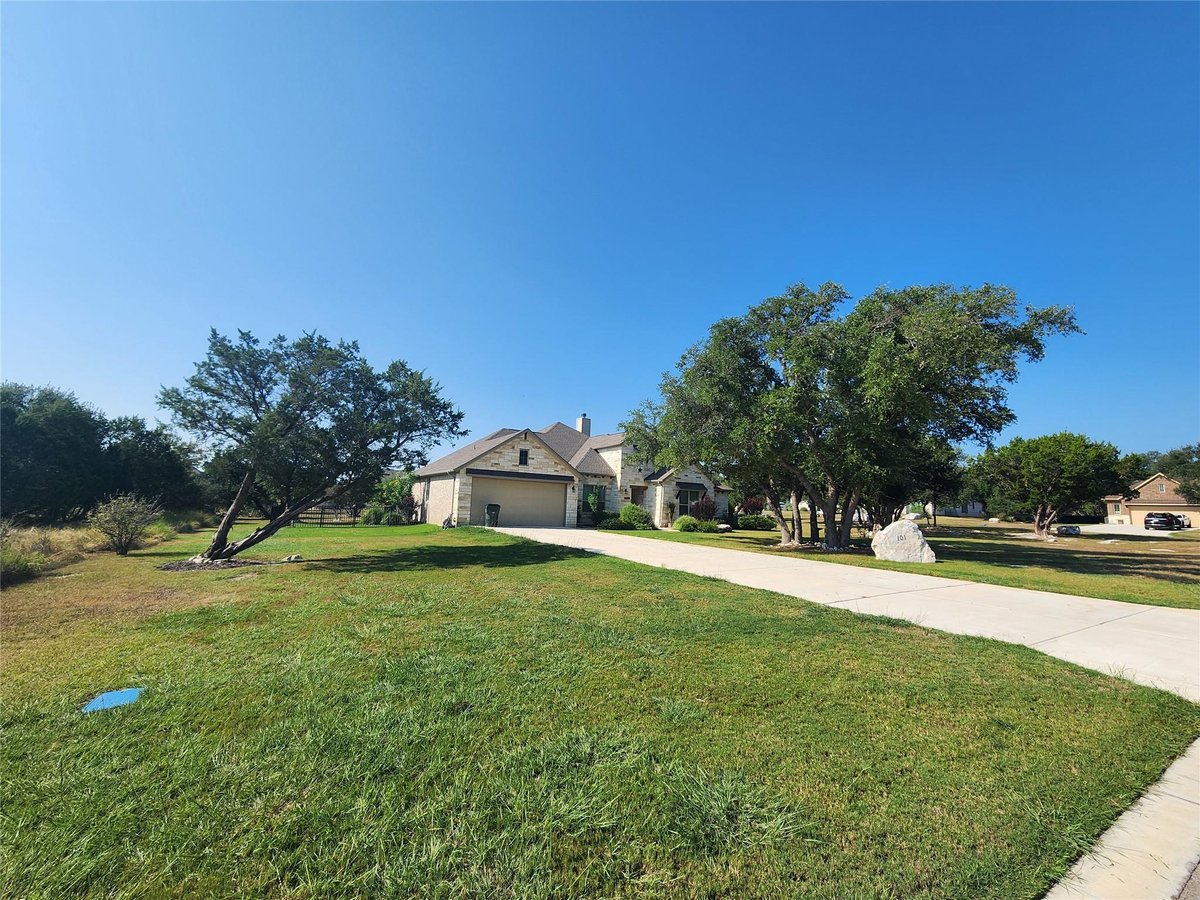 Living area at 101 Rocky Summit Ct - 3 bed 2 bath home