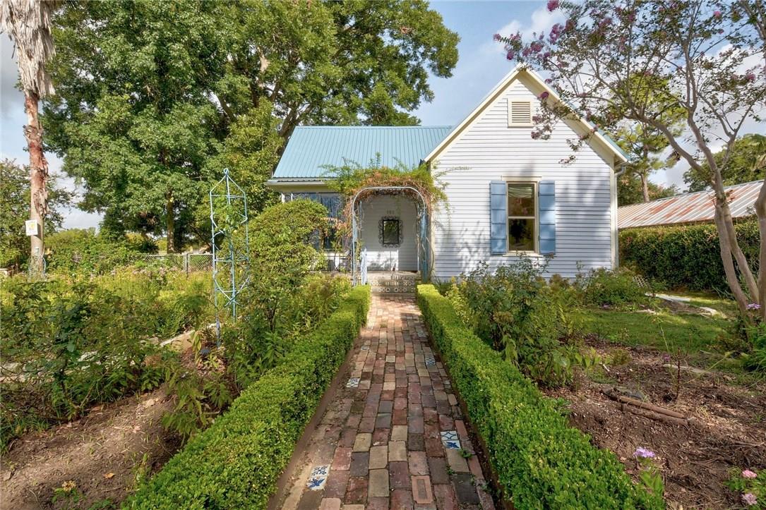 101 Short St - front exterior - Luxury home in Smithville Townsite, Smithville, TX