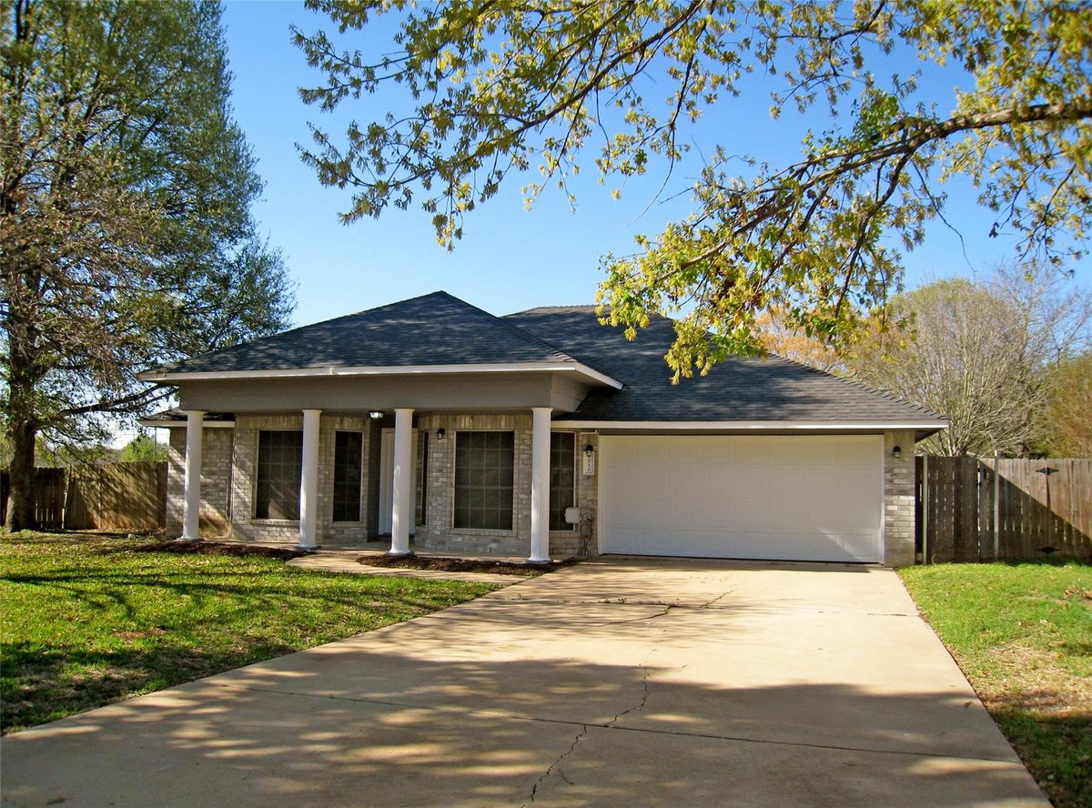 Living area at 1010 Magnolia Cv - 3 bed 2 bath home