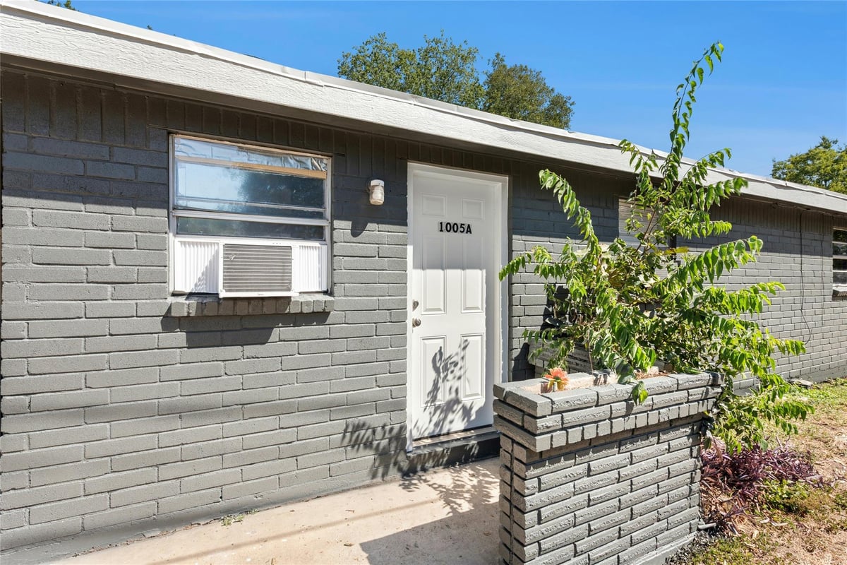 Primary bedroom at 1011 Hackberry St Unit #A&B - Fairlawn Add, San Marcos, TX