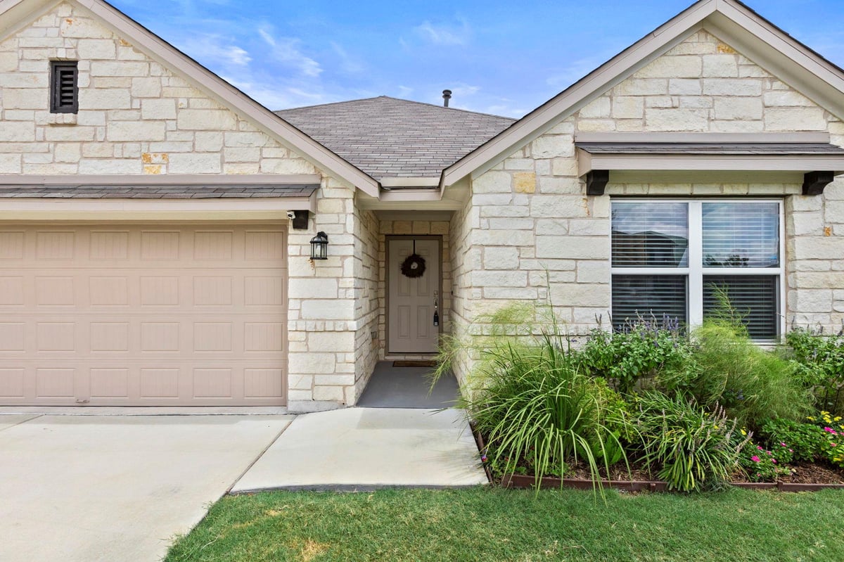 View 1012 S San Marcos ST in Lagos Community 1012 S San Marcos ST - property photo 1 - Luxury home in Lagos Community, Manor, TX