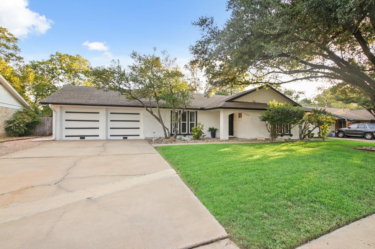 View 10129 Aspen St in Quail Creek Ph 04 Sec 01 10129 Aspen St - front exterior - Luxury home in Quail Creek Ph 04 Sec 01, Austin, TX