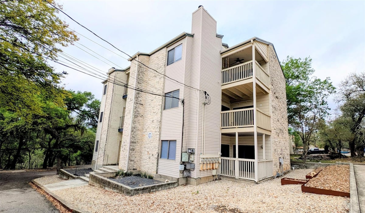 View 1013 Chestnut St Unit #C2 in Bent Tree Condos 1013 Chestnut St Unit #C2 - front exterior - Luxury home in Bent Tree Condos, San Marcos, TX