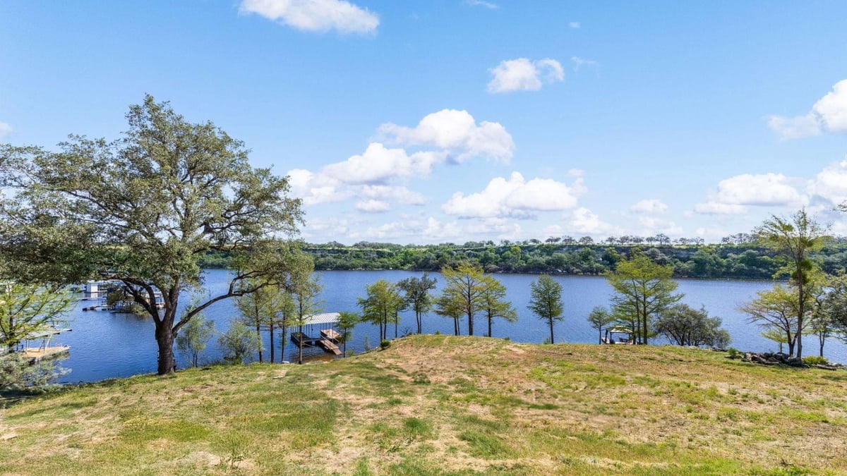 1013 Lake Shore Dr - front exterior - Luxury lot in Laguna Vista, Spicewood, TX