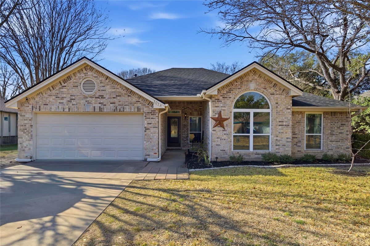 View 1014 Rocky Creek Dr in Saxony 1014 Rocky Creek Dr - property photo 1 - Luxury home in Saxony, Pflugerville, TX