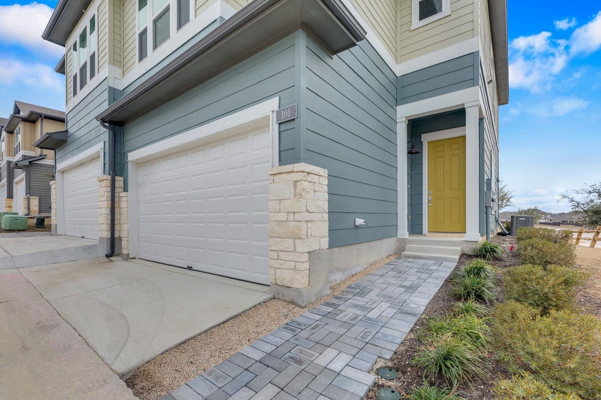 Living area at 1015 Vista View Dr Unit #101 - 3 bed 2 bath home